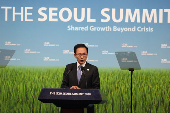 G20 서울정상회의 폐막연설을 하고 있는 이명박 대통령