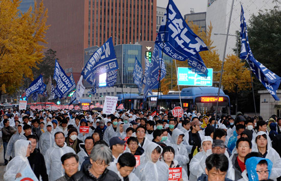 11월11일 '국제민중행동의 날'대회를 마친 금속노조 조합원들이 거리 행진을 하고 있다.